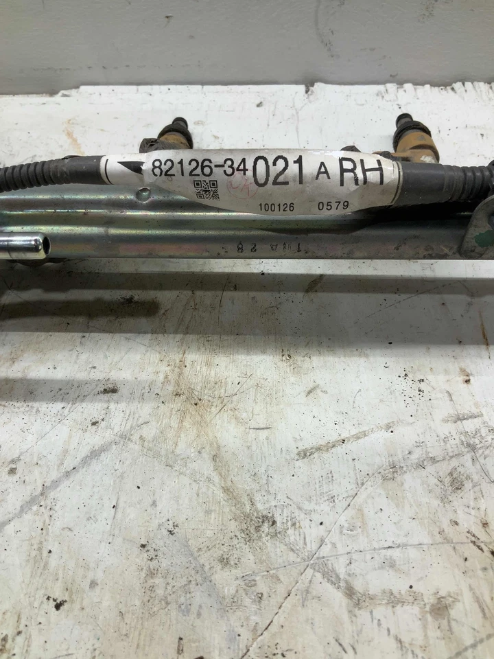 08-21 Toyota Tundra OEM pasajero derecho riel de combustible con inyectores (5,7 L V8 3URFE) Foto 3 de 3