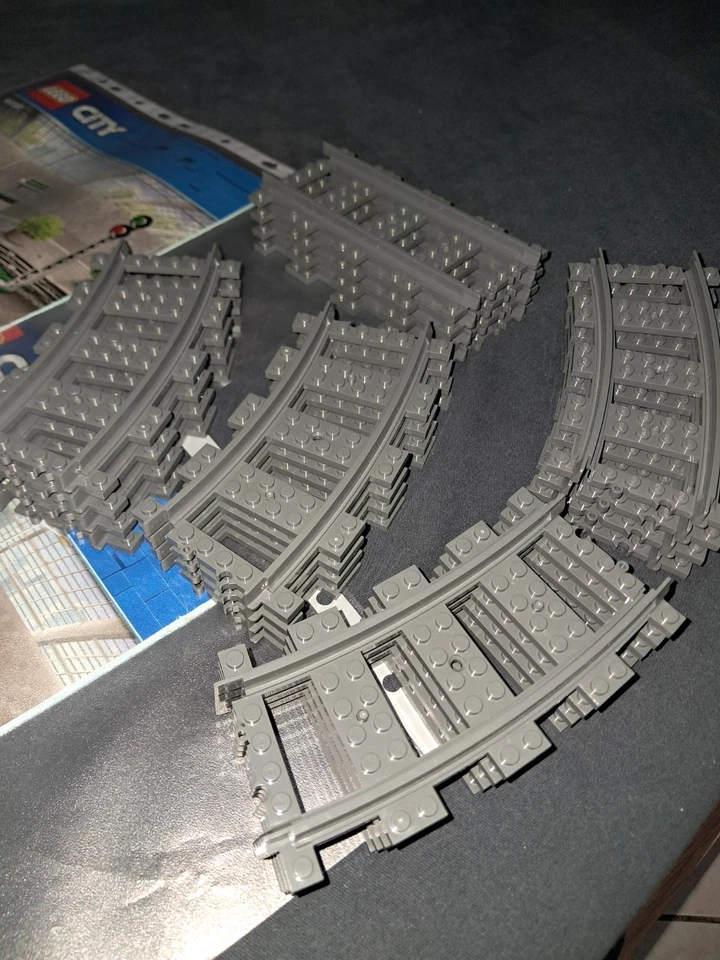 LEGO City 60197 Passenger Train, foto 3 di 5