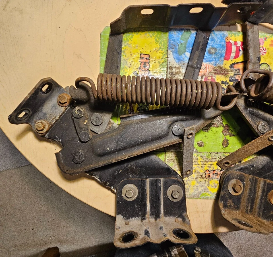 Cadillac Deville 1965 1966 1967 placas de pozo de rueda OEM bisagras de capó - par Foto 3 de 4