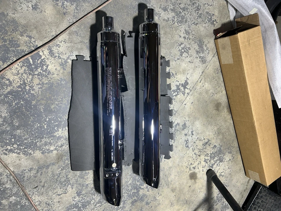 NUEVO Indian OEM Cromo Slip Ons Roadmaster 2017-2020 Foto 2 de 2