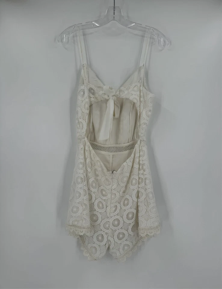 Mameluco Lovers + Friends para mujer blanco de ganchillo con tiras con lazo abierto talla M Foto 2 de 4