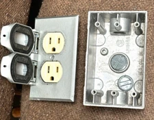 2.75 x 4.5 x 2 OUTDOOR Weatherproof Receptacle T BOX Aluminum & Cover T11 WR81C