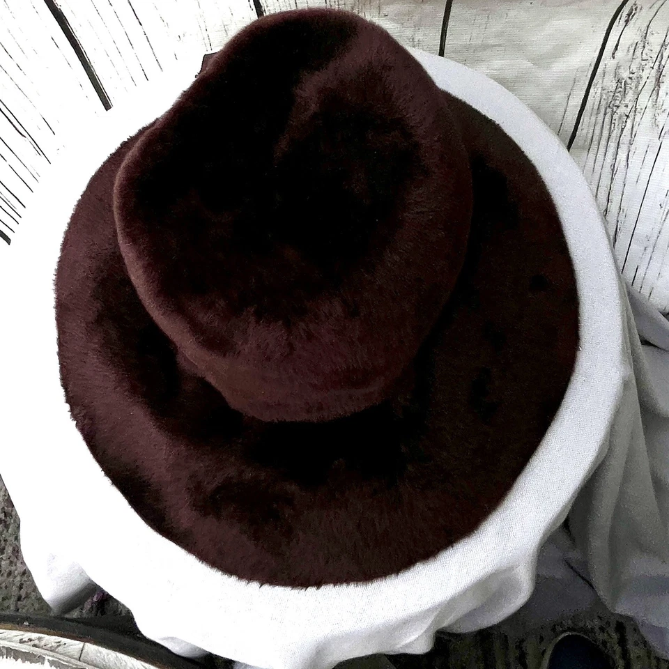 Betmar Cloche 女式帽子巴黎纽约人造毛皮丝带金孔光环爱尔兰 — 第 3/4 张图片