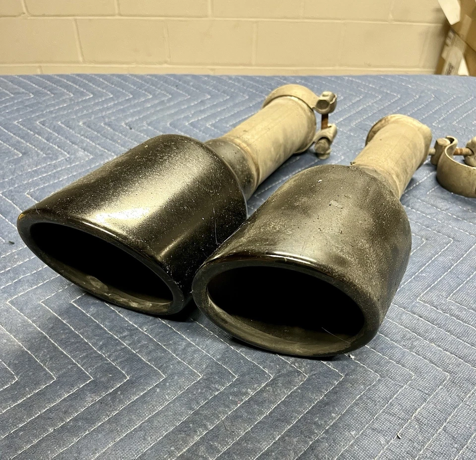 ✅ 19-25 RAM 1500 5th HEMI OEM BLACK EXHAUST TAILPIPE TIP LEFT & RIGHT REAR TUBE - Imagem 2 de 4