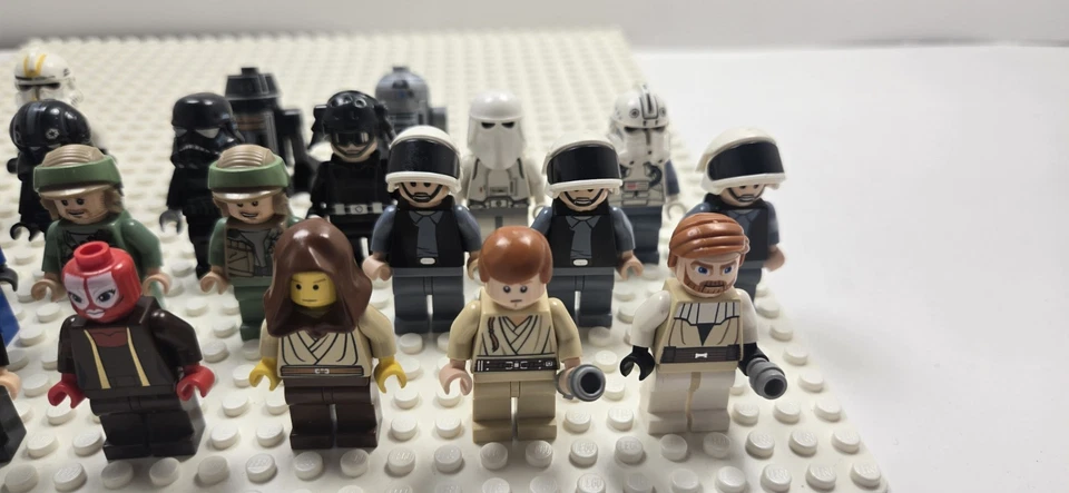 Lot of 24 LEGO Star Wars Minifigures Authentic Stormtroopers Jedi Mandalorian - Image 4 of 4