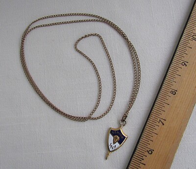 ビンテージカレッジネックレスチャームJOSTENS SENIOR 1969 Vtg Jostens 1969 Senior Key Pendant Necklace Blue/White/Gold