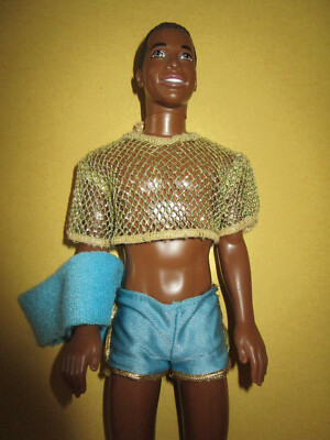 B-321) ALTER DUNKELHÄUTIGER VINTAGE BARBIE KEN AA STEVEN MATTEL SHIRT+HOSE+TUCH
