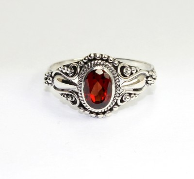 Ring aus Sterlingsilber 925 mit echtem Granat / Handarbeit / Sterlingsilber