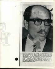 1975 Press Photo Egyptian President Anwar Sadat speaks into a microphone, Cairo