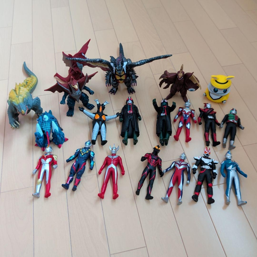 Ultraman, Kamen Rider, and Kaiju soft vinyl figure set (20 figures total).