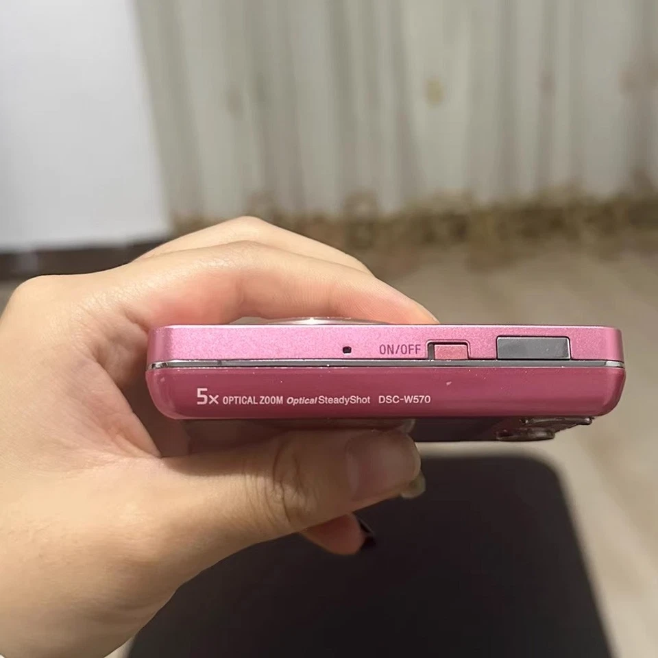 Câmera Digital Sony Cyber-shot DSC-W570 16.1 MP 5x Zoom Óptico Rosa Rara - Imagem 3 de 4