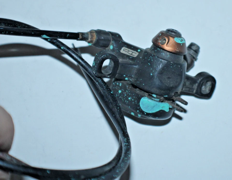 Pinza de freno de disco hidráulica trasera TekTRO IO negra/dorada 74 mm montaje en poste se envía a EE. UU. Foto 4 de 4