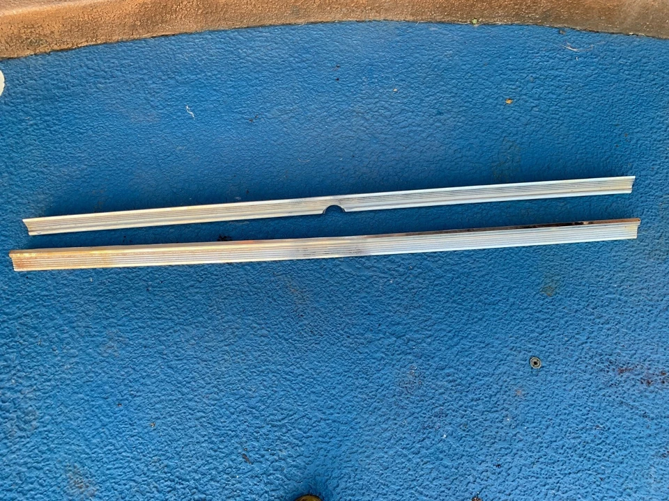 Chevelle Truck Lid Molding Trim 1965 Malibu SS Rear Emblems Inserts Pair Foto 3 de 4