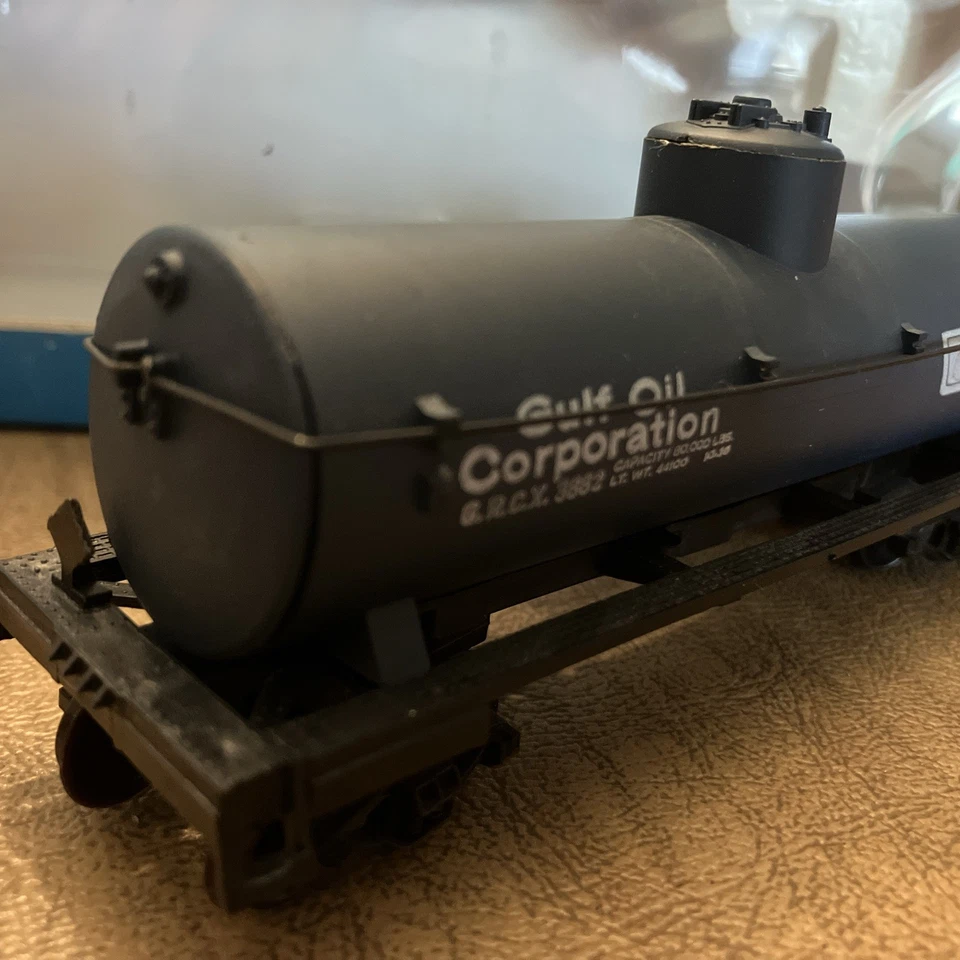 HO Scale Gulf Oil Corporation Single Dome Tank Car # GRCX 3882 - Image 4 of 4