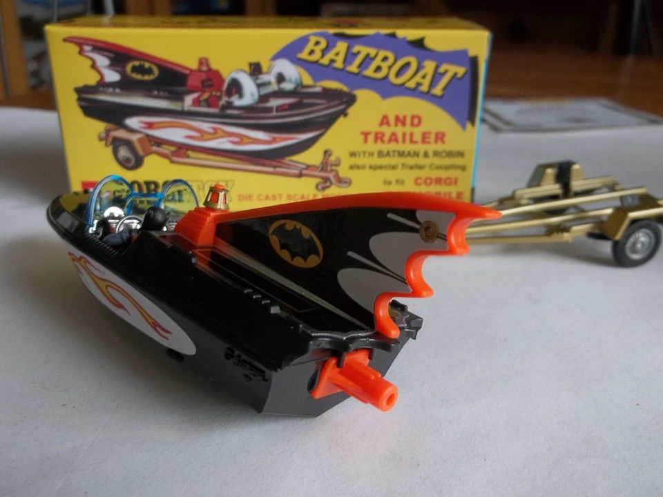Corgi Model Club 107 - BatBoat & Trailer with Figures & Certificate - Brand NEW - Image 4 of 4