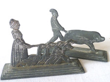 2 ANCIENS PORTE COUTEAUX MÉTAL MOULÉ GARDEUSE D'OIE FERMIER ET SON COCHON