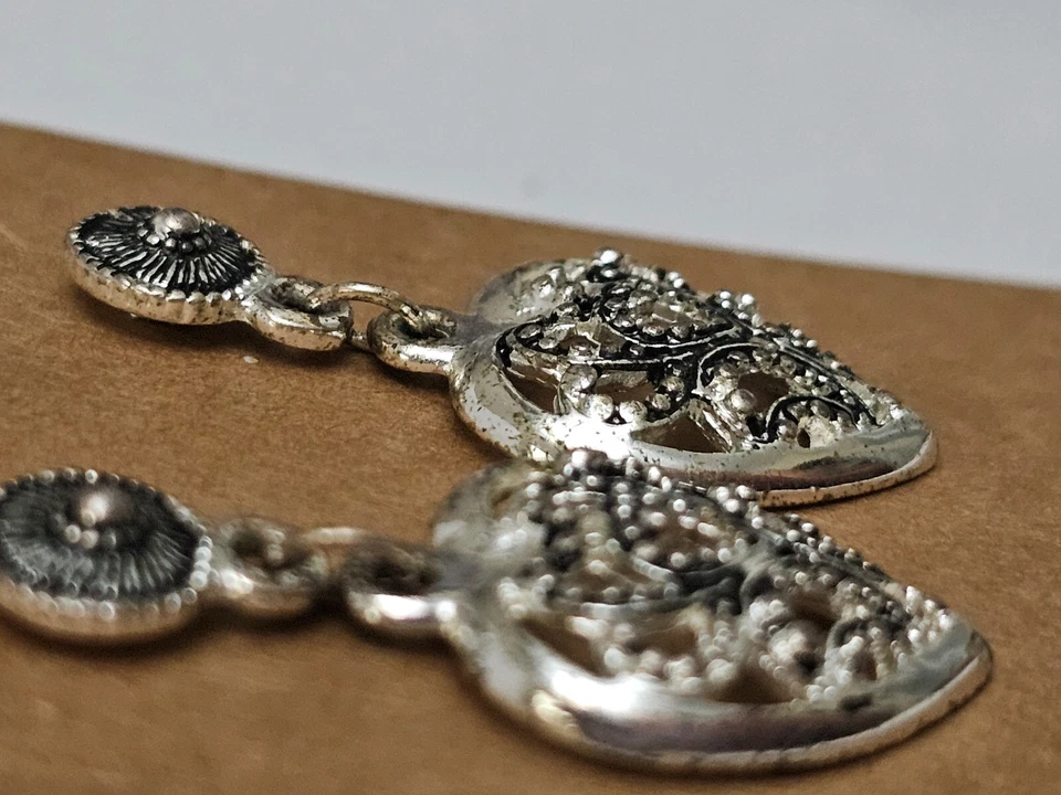 Pendientes corazón filigrana tono plata inspiración vintage Foto 2 de 4