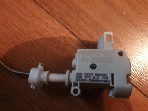 Stellmotor Tankklappe VW PASSAT Variant 3C 3C0810773
