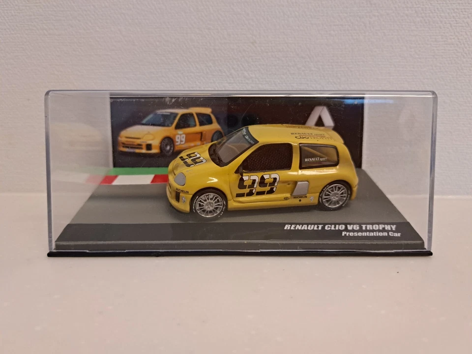 1:43 UNIVERSAL HOBBIES EAGLE RACE RENAULT CLIO SPORT V6 TROFEO PRESENTACIÓN COCHE Foto 4 de 4