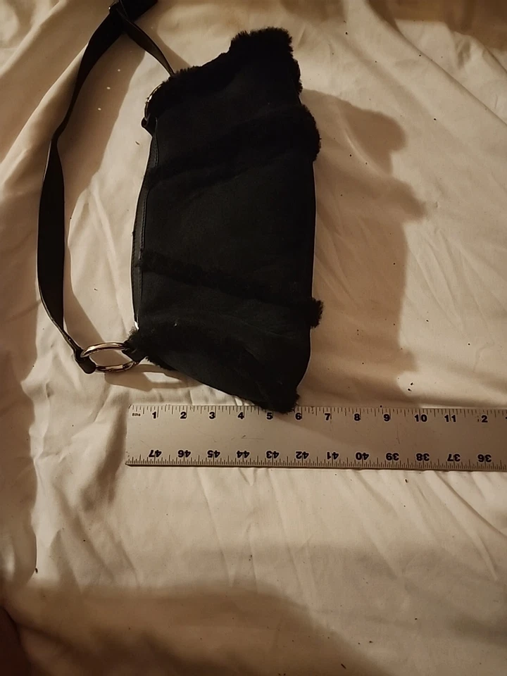 UGG SUNDANCE 黑色麂皮绒/羊毛单肩包长方形包 0000000576 — 第 4/4 张图片