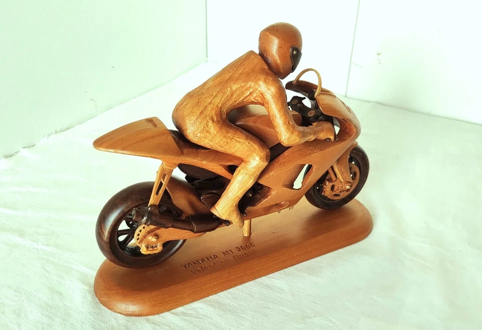 Modellino Moto YAMAHA YZR-M1 2009 n 46 con Pilota scala 1:9 3 legni Unico esempl - Immagine 3 di 4