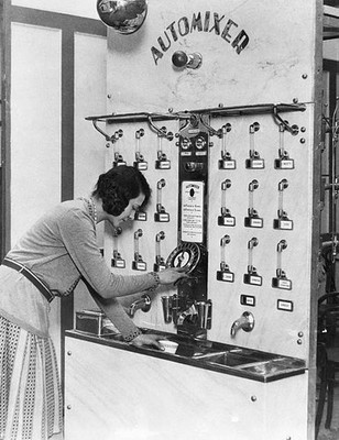London England This automatic cocktail mixer caused something of a- Old Photo