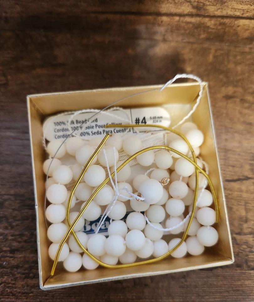 Contas de coral branco pele angular ouro amarelo 14k.  Need To Be Rethread - Imagem 3 de 4