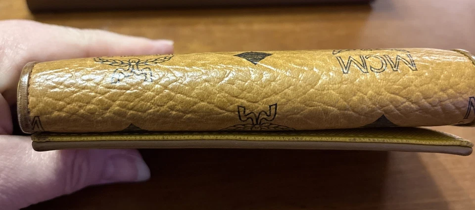 Cartera plegable MCM Visetos patrón conejo conejito beige rosa negro logotipo cremallera alrededor Foto 4 de 4