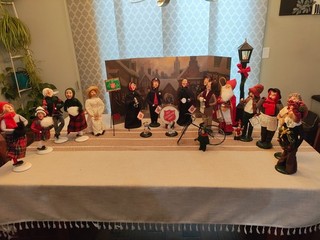 Byers' Choice Carolers 17pc Christmas Display w/Accessories 1988 1990s