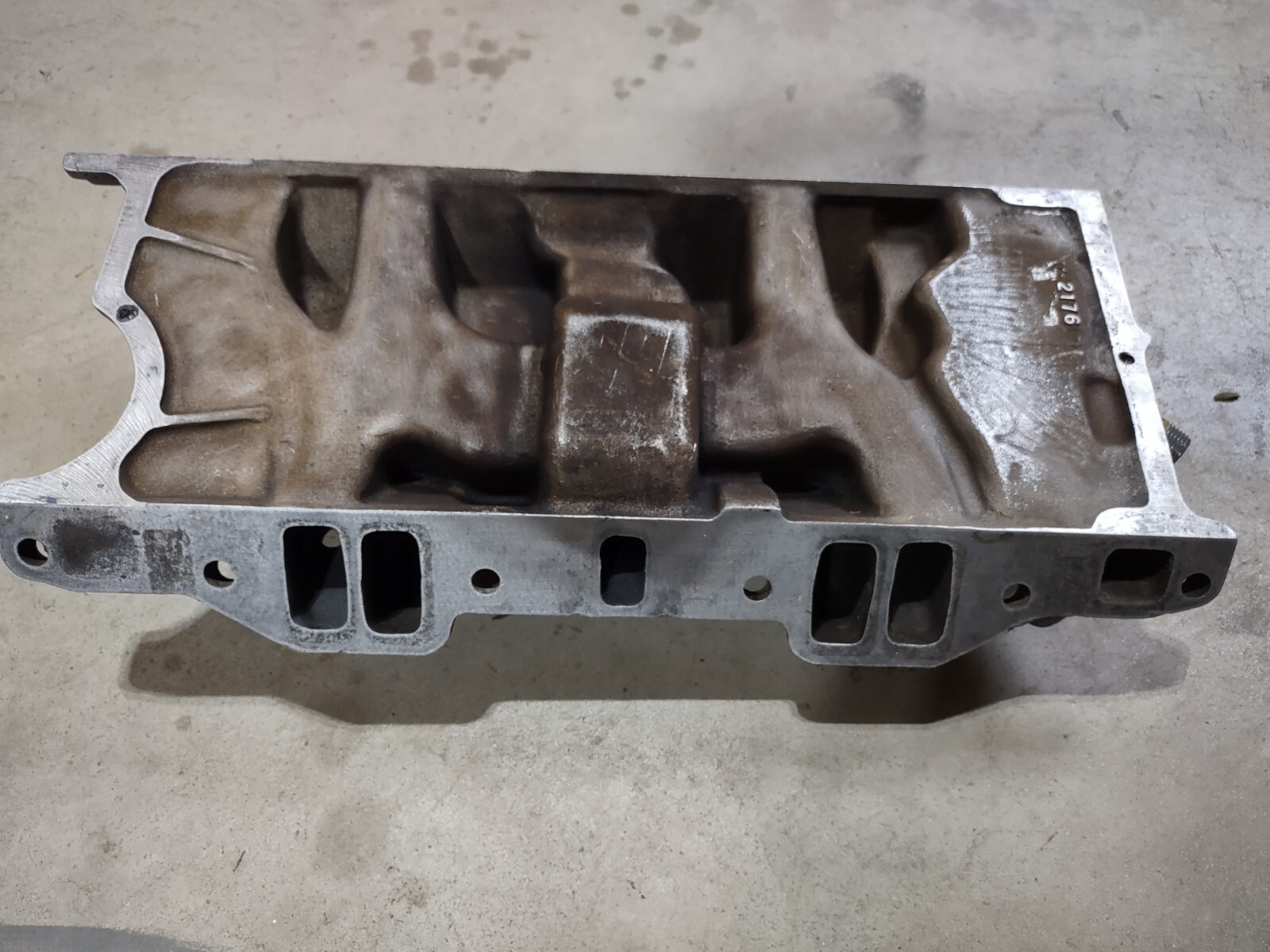 edelbrock performer intake PN 2176 for mopar, dodge ,plymouth LA 318