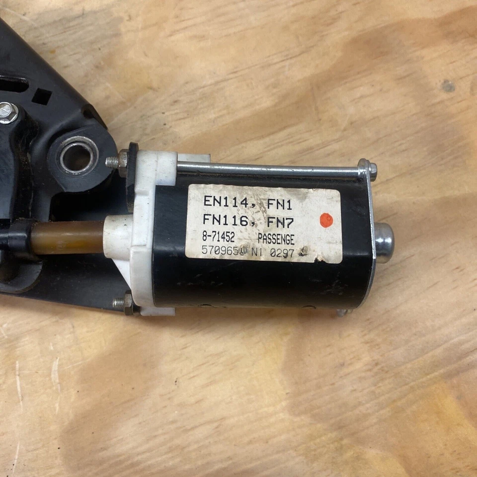 1998-2002 Lincoln Continental пассажирское сиденье питания откидывающаяся петля в сборе OEM - Изображение 4 из 4