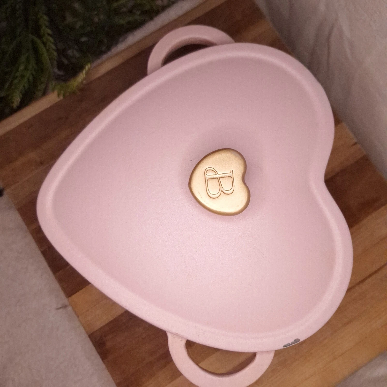 Drew Barrymore Beautiful Heart Dutch Oven 2 Qt Pink Cast Iron AS IS COATING CHIP