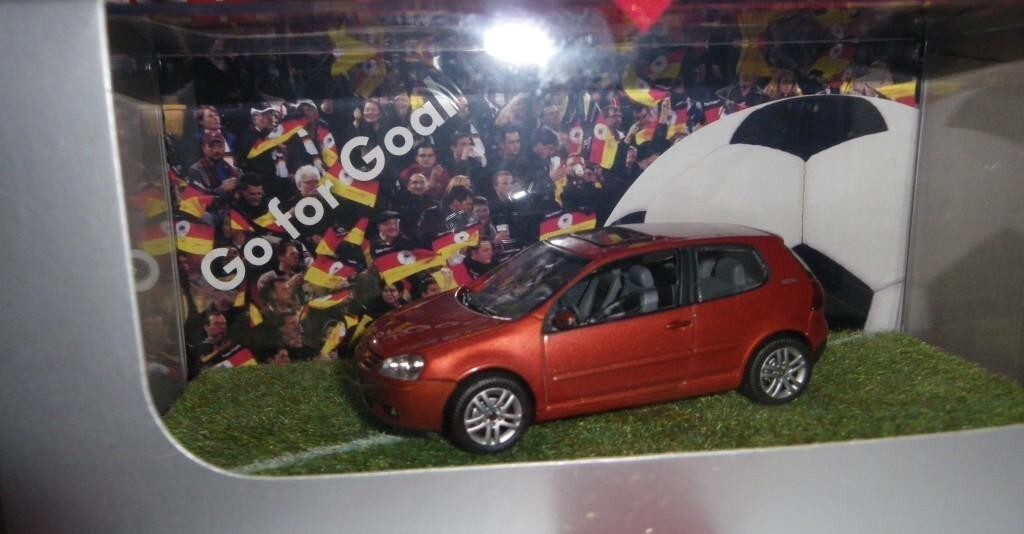 VW Golf V Go For Goal 2006 miniature 1/43 de Schuco en version coupé football