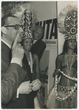 Raymond Barre, Michel Poniatowski et les jolies tahitiennes. 1976.