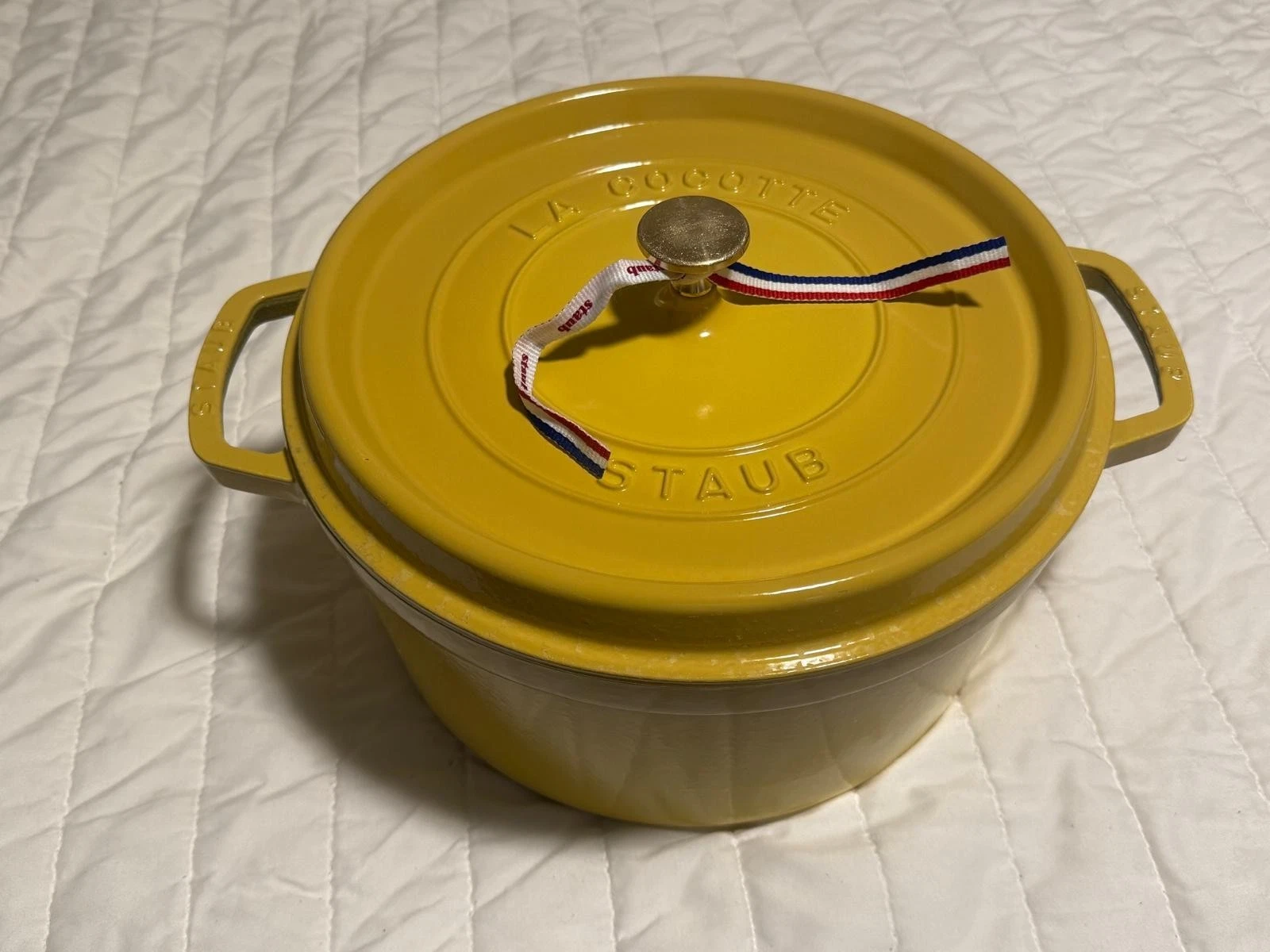 Staub Cast Iron 7 qt, Round, Dutch Oven, Citron.
