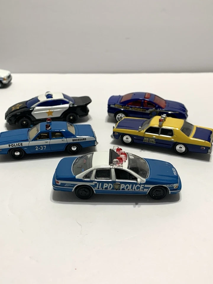 Lote de 24 vehículos policiales y policiales 1:64 diecast y plástico Foto 3 de 4
