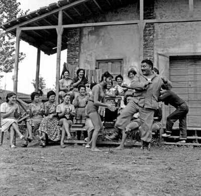 Actors Elsa Martinelli Italian Folco Lulli dancing during a pause - Old Photo