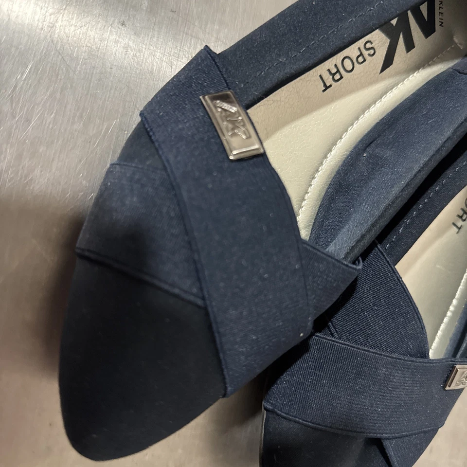 Zapatos deportivos para mujer Ann Klein talla 7/M azul marino sin cordones punta plana Foto 2 de 4