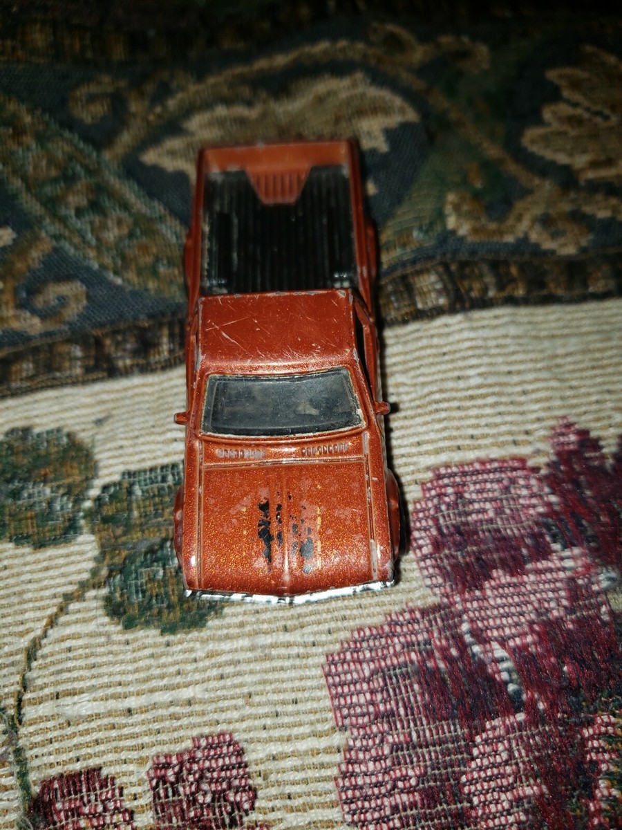 Hot Wheels Datsun 620 Pick-up a McLaren Speedtail HGB46