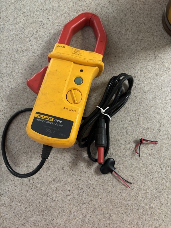 Fluke i1010 AC/DC Current Clamp with lead.  For parts repair 