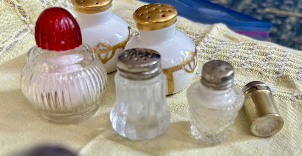 Huge lot vintage Salt & Pepper Shakers, Porcelain, Crystal, Cut glass, Bakelite - Image 3 of 4