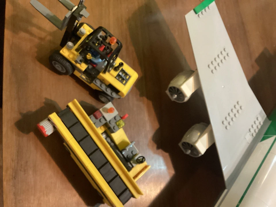 LEGO City Cargo Terminal 60022 Retired W/Manual JET AIRPLANE & PILOT *READ* - Image 4 of 4