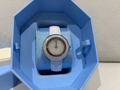 SWAROVSKI KRISTALL GLANZ UHR LEDERARMBAND WEISS 5668887 NEU UVP 400£