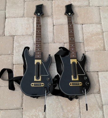 Lote de dos guitarras en vivo de Guitar Hero para XBOX 360/PS4 GUITARRAS NEGRAS SOLO SIN PROBAR - Imagen 1 de 8