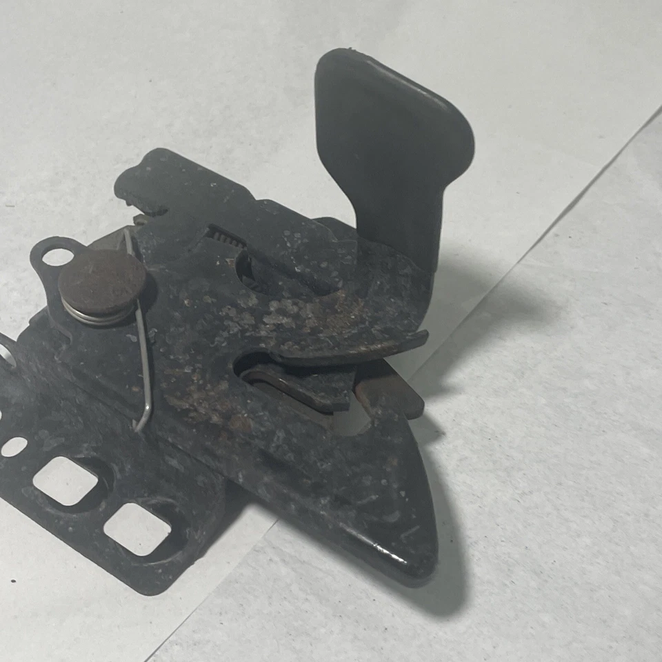 Actuador de liberación de pestillo de bloqueo del capó delantero OEM 2004-2008 Cadillac SRX Foto 4 de 4