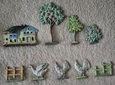 9 alte Figuren Eisenbahnfiguren aus Zinn Zinnguss Bauernhof Bäume, Hahn, Haus...