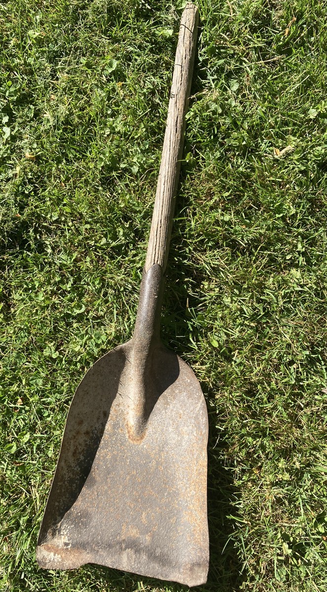 Vintage Garden Tools Farm Shovel, Primitive Wood Handle Old Rusty