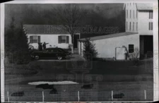 1955 Press Photo President Eisenhower During His Morning Stroll In His Farm