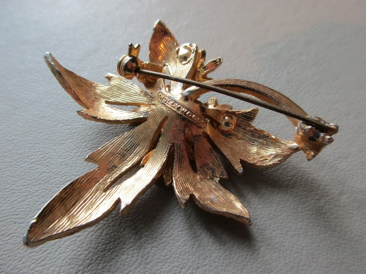 VINTAGE PRETTY GOLD TONE SILVER ENAMEL STAMPED HOLLYWOOD FLOWER BROOCH PIN GIFT