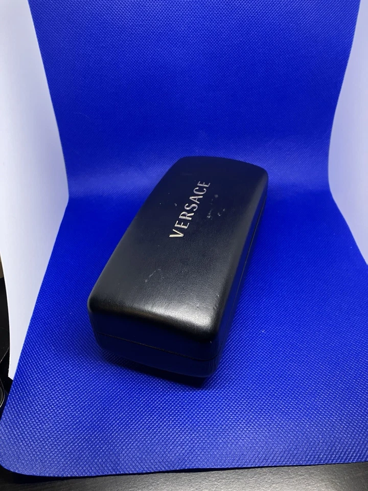 Gafas de sol Judith Lieber y estuche Versace Foto 3 de 4